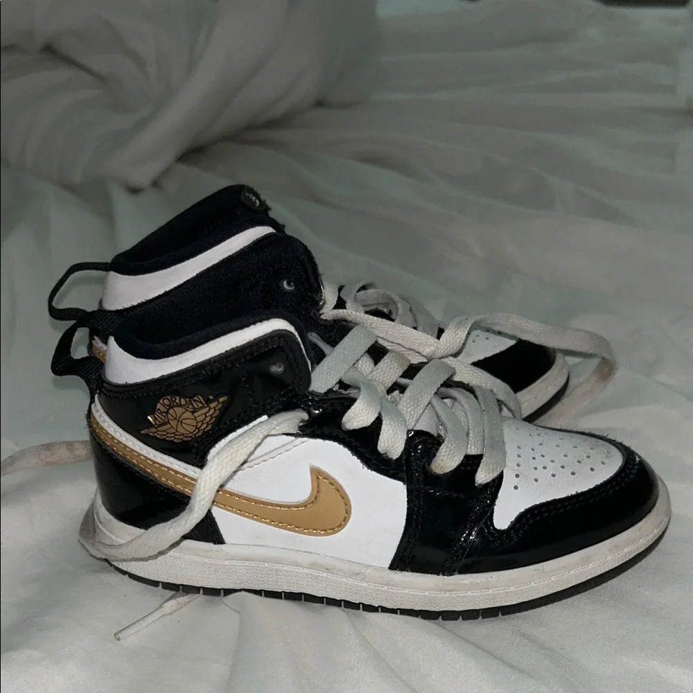 Nike Kids Black and White Sneakers with Gold Accents